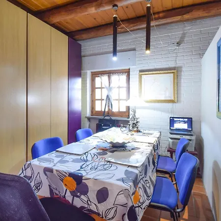 Gorgeous Apartment In Roma With Swimming Pool